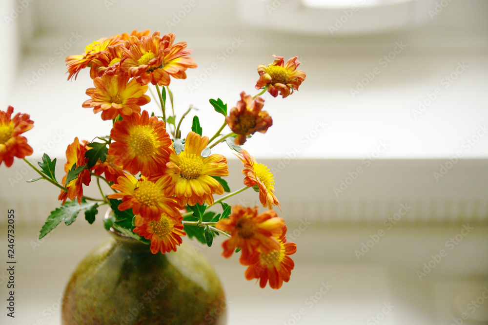 生け花 窓辺 インテリア 花 花瓶 窓の明かり 採光 Stock Photo Adobe Stock