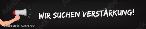 Hand hält Megaphon auf Kreidetafel Banner - Wir suchen Verstärkung
