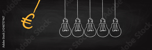 Geld Pendel auf Glühbirnen - Innovationen Erfolg Reichtum Euro