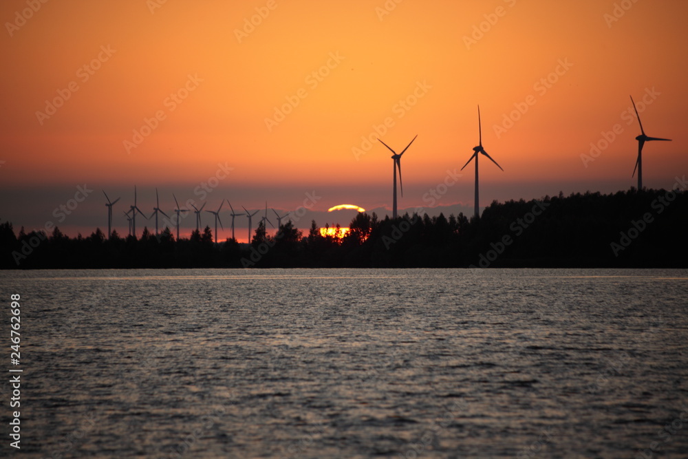 coucher de soleil sur un parc d'éoliennes 