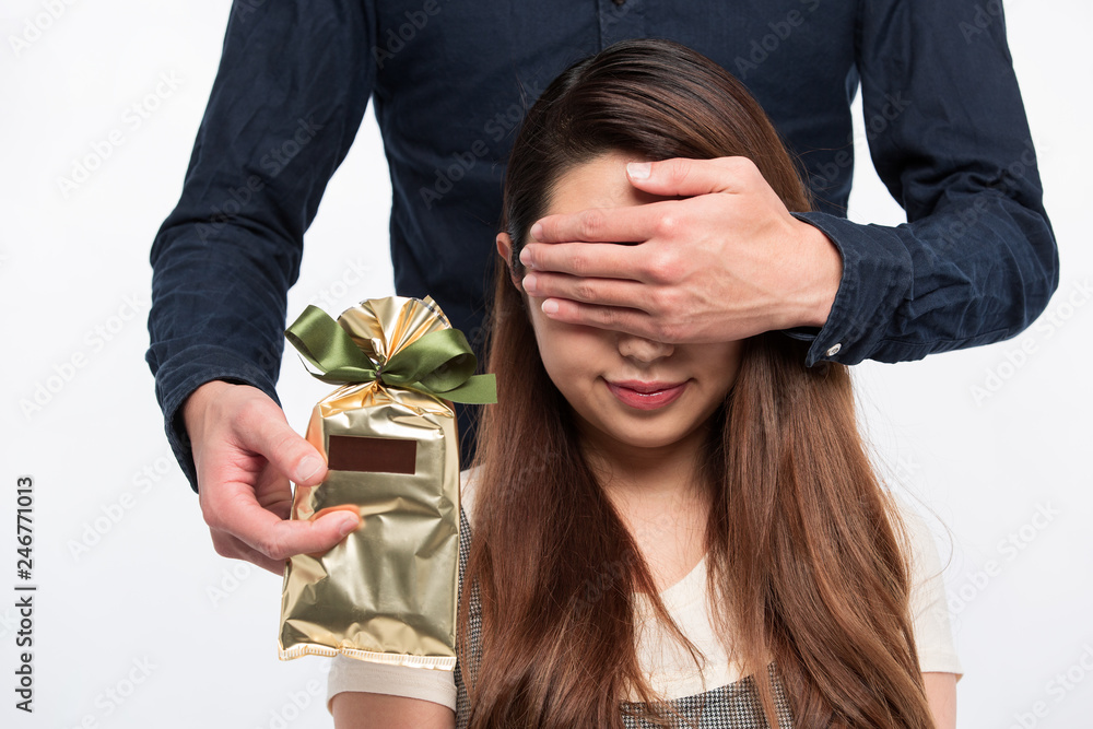 女性に目隠しをしてサプライズプレゼントを渡す男性 Stock 사진 Adobe Stock 女性に目隠しをしてサプライズプレゼントを渡す男性 Stock 사진 Adobe Stock