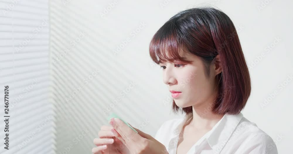 woman use oil blotting paper