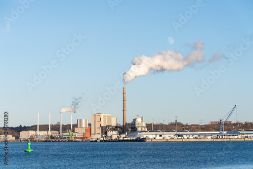Ostuferhafen in Kiel, das alte Kohlekrafterk arbeitet noch.