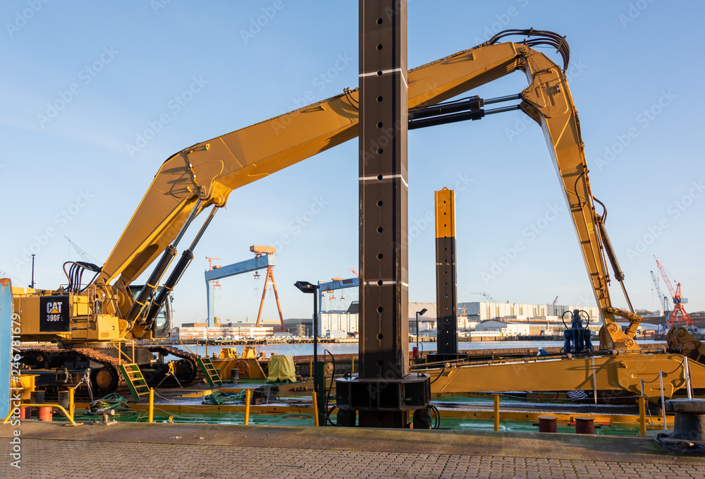 Instandhaltungsarbeiten an einer Spundwand im Kieler Hafen Instandhaltungsarbeiten an einer Spundwand im Kieler Hafen