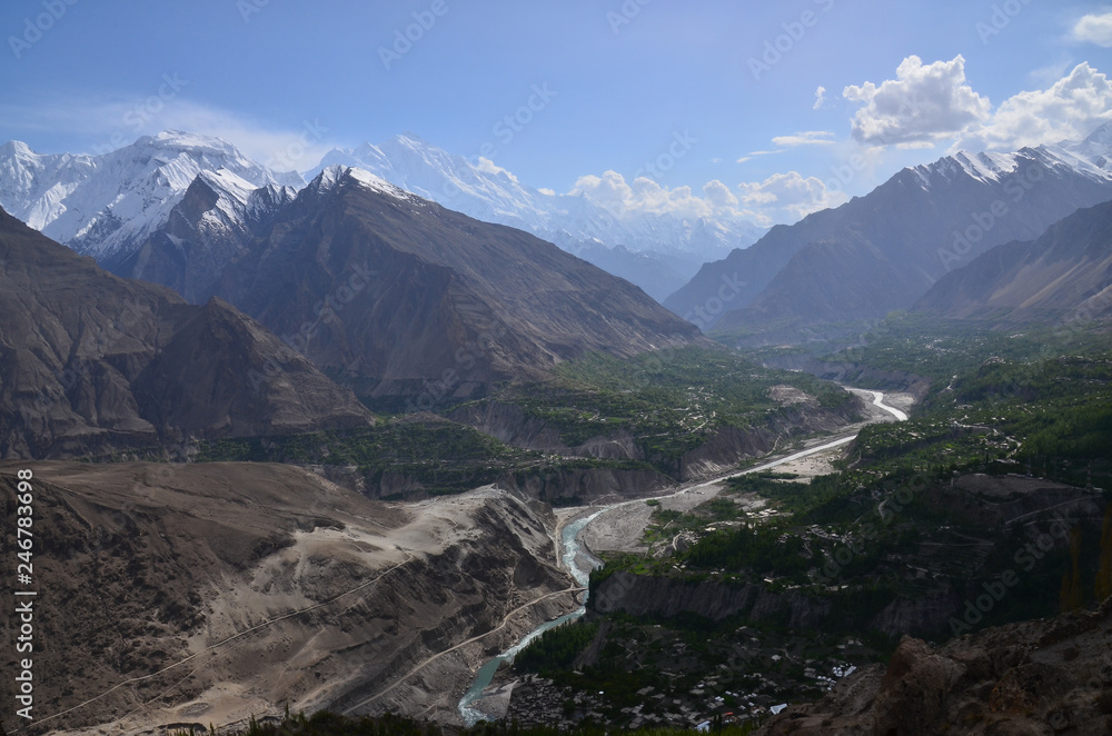 パキスタンのフンザの絶景　美しい山と新緑と街並み　高台から撮影した全体写真　