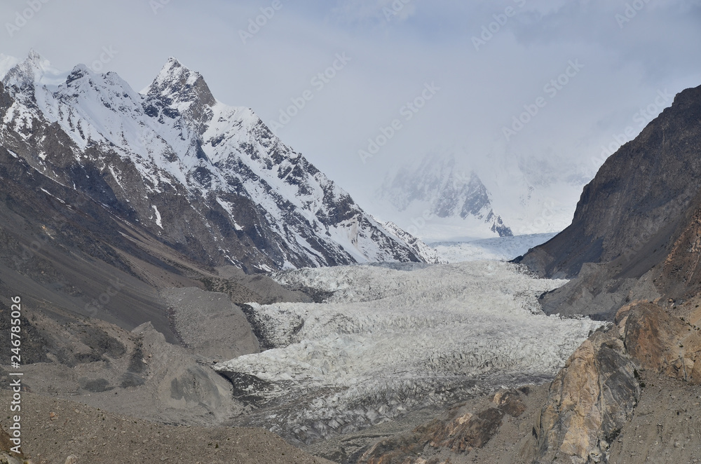 パキスタンのパスー　美しい山とパスー氷河