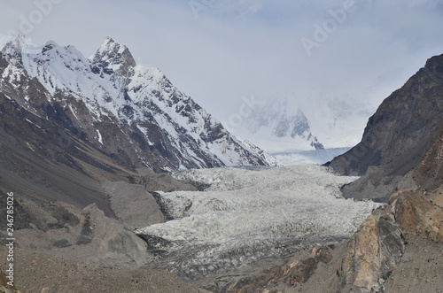 パキスタンのパスー 美しい山とパスー氷河