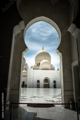 Blick in den Innenhof der Scheich Zayid Moschee in Abu Dhabi.