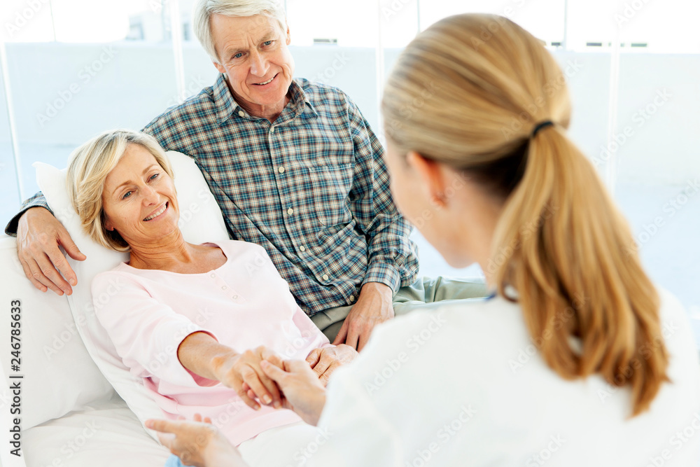 Obraz premium senior patient with doctor giving hand 