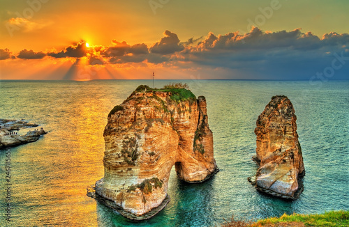 Photographie Raouche or Pigeons Rocks in Beirut, Lebanon