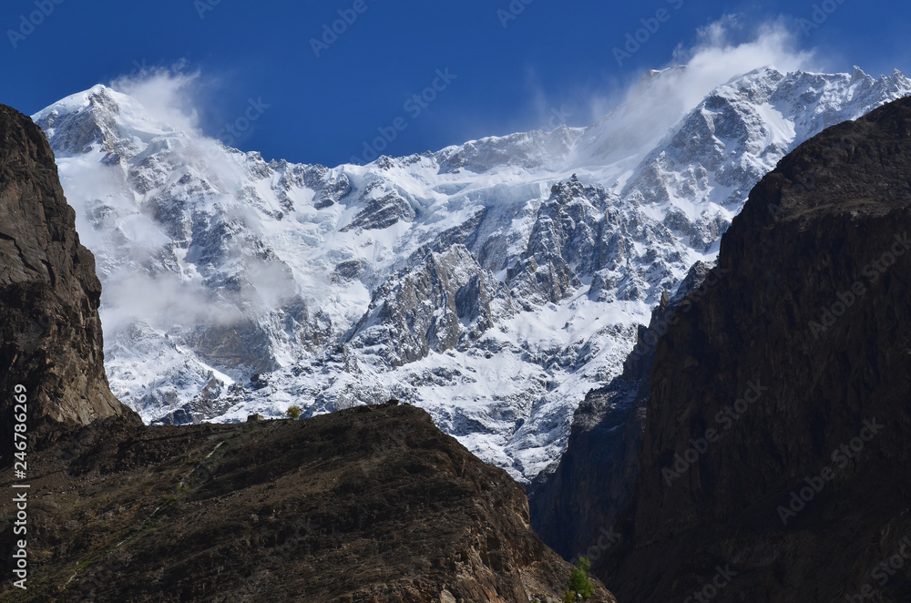パキスタンのフンザ　カリマバード中心部から見た絶景　美しいウルタル峰と青空