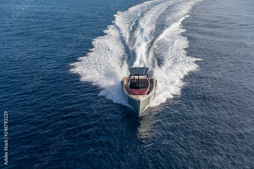 Obraz na płótnie luxury motor boat, aerial view w salonie