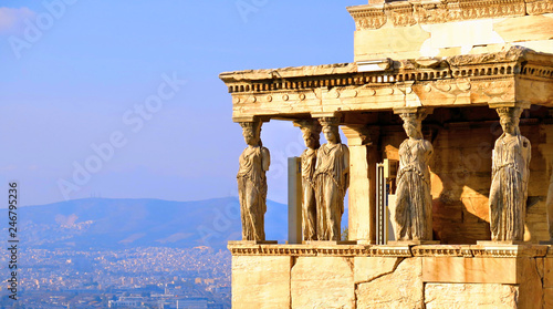 Foto Athens Acropolis, Detail of Erectheion temple with caryatids and panoramic view