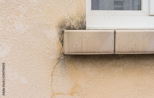 Pfusch am Bau Schimmel und Spannungsriss unter Fensterbank - Stress crack under window photo