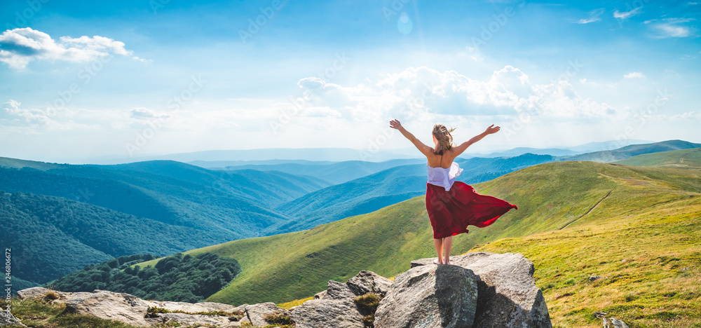 Young woman on the top of mountain - obrazy, fototapety, plakaty 