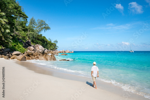 Sparziergang am Strand auf den Seychellen