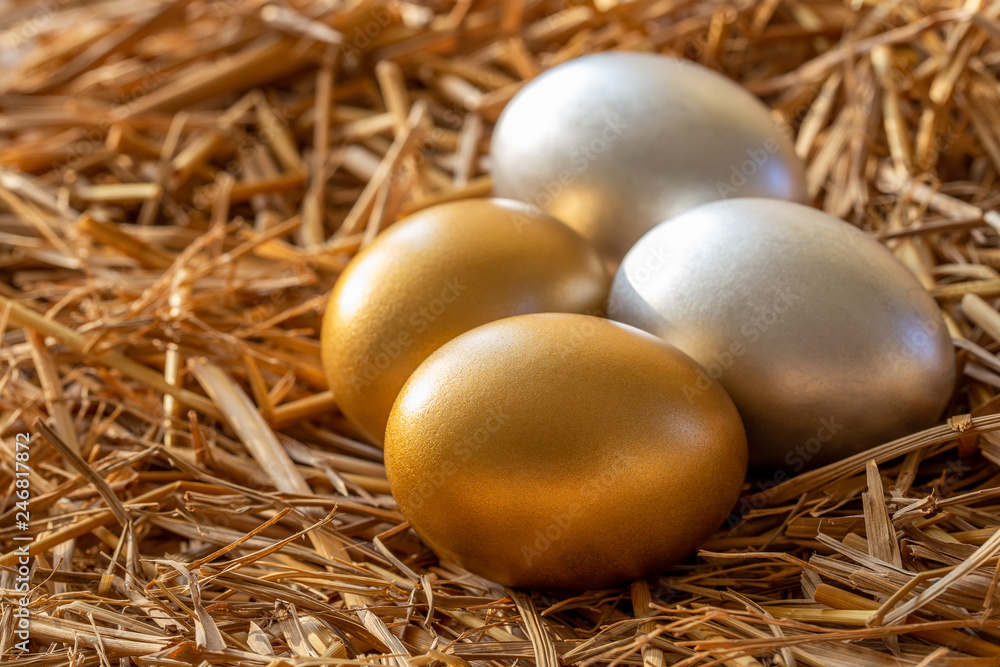 Obraz premium Gold and silver eggs