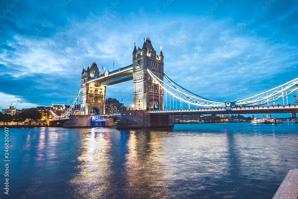 Obraz premium Illuminated Tower Bridge right after the sunset