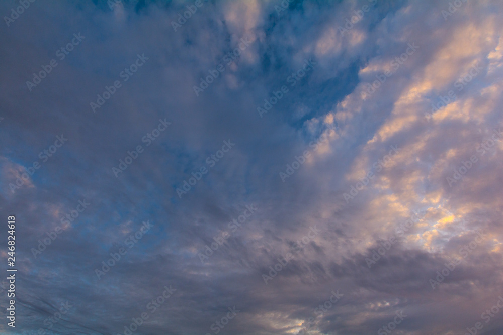 Obraz premium The clouds in the sky are colored by the sun at dawn.