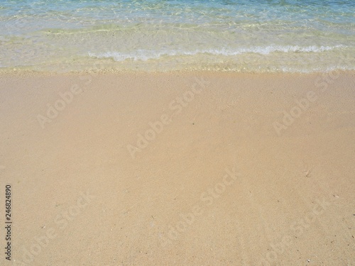 砂浜に打ち寄せる波、沖縄県小浜島 © poteco
