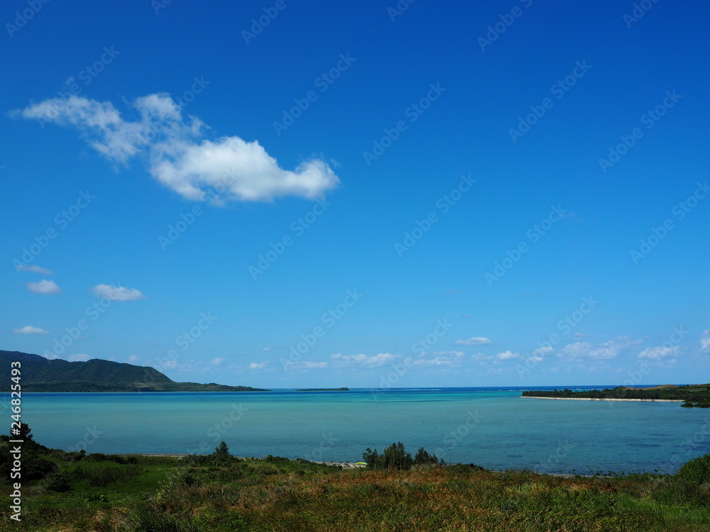 小浜島から望む青い海と西表島