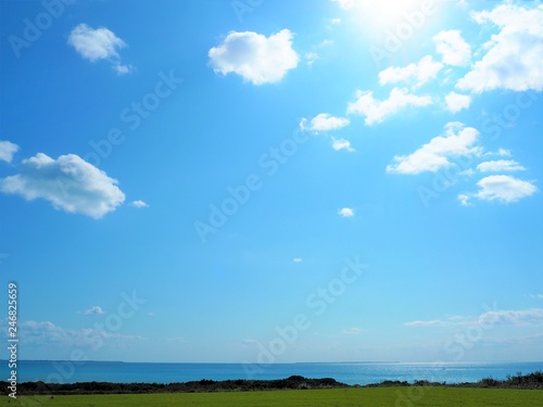 草原と水平線、沖縄県小浜島