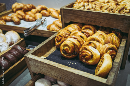 Petits pains aux raisins sur un buffet petit déjeuner