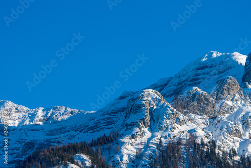 tief verschneites Gebirge loferer steinberge