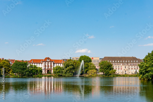 Kleiner Kiel Hiroshima park im Sommer mit Blick auf das Jstizministerium von Schleswig-holstein