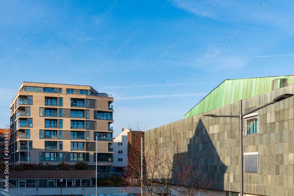 Neu erstelltes mehrgeschossiges Wohnhaus im Schloßquartier in Kiel neben der Konzerthalle