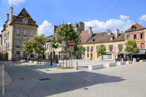 Dijon: Ruhiger Platz im Zentrum mit Café: Place des Cordeliers © blickwinkel2511