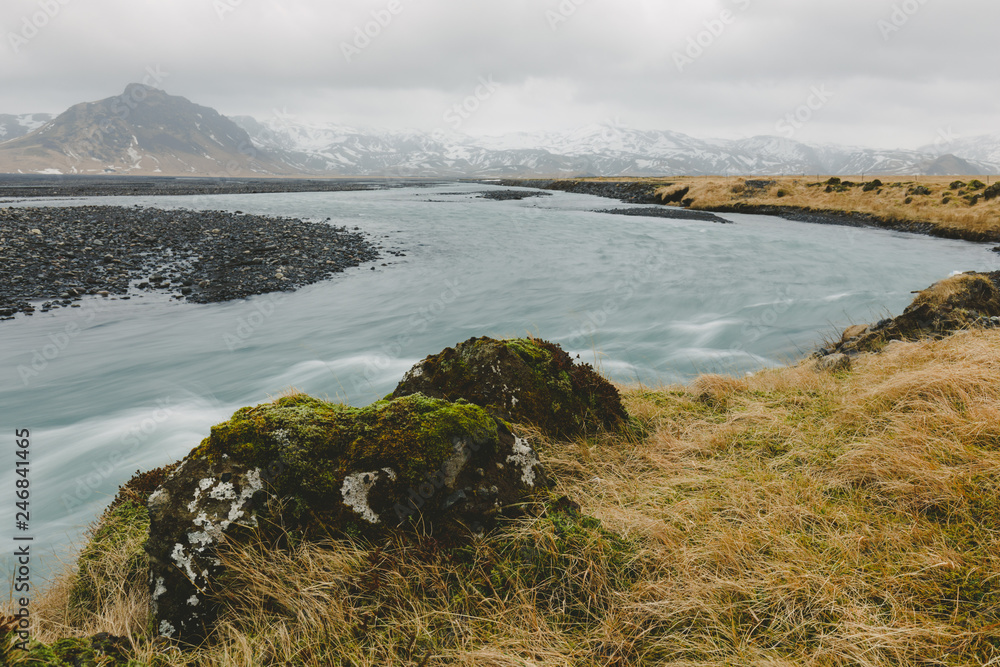 Landschaft mit Fluss in Island Landschaft mit Fluss in Island
