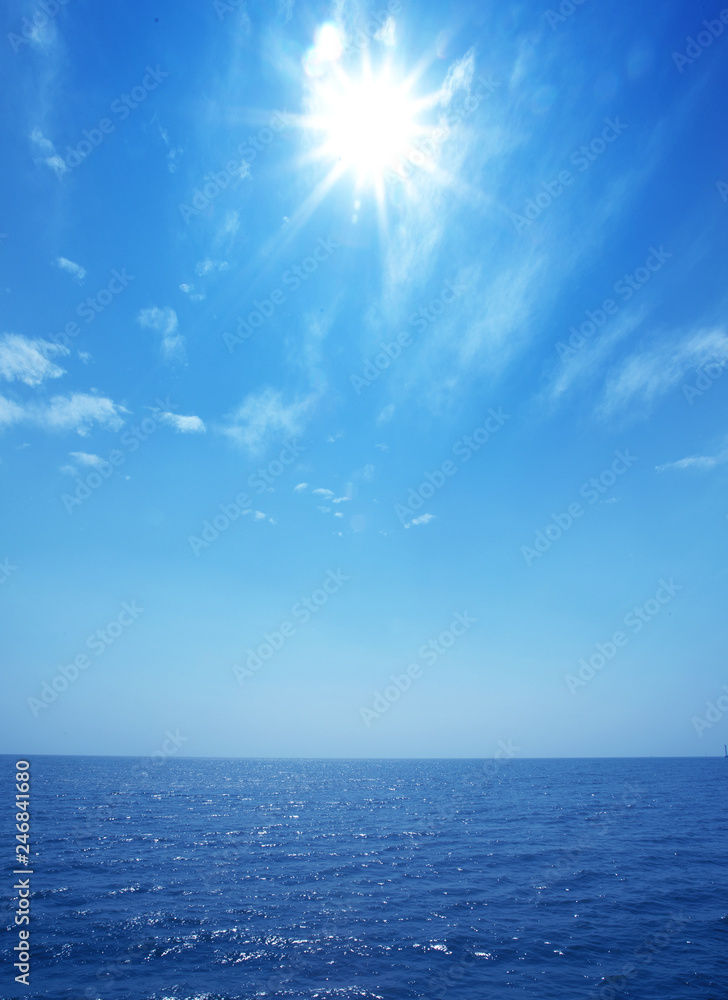 Obraz premium Sun in blue sky over sea