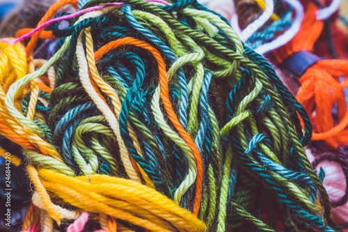 Arrière plan fils de laine multicolore