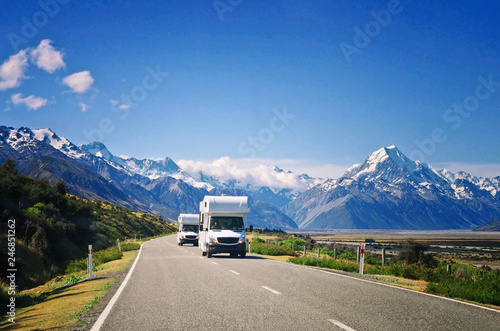 Fotografia Two white caravan cars on the way in New Zealand