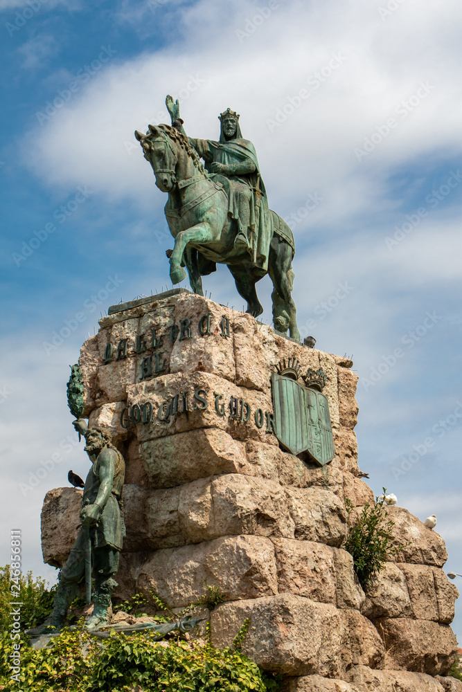 Fototapeta premium Reiterstandbild Jaime I, nahe Hauptbahnhof von Palma de Mallorca