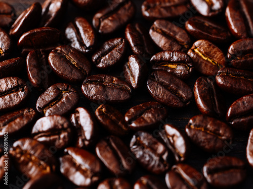Nahaufnahme von frischen ger  steten Kaffeebohnen