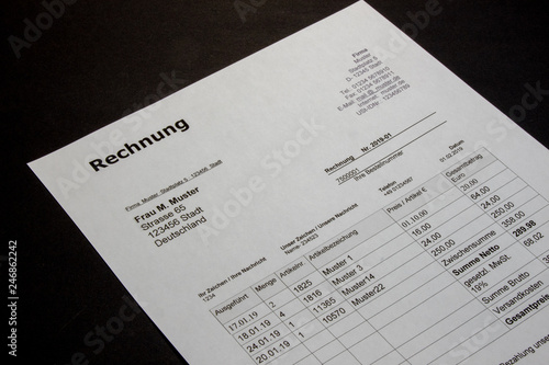 Rechnungsvorlagen Design im minimalen Stil mit deutschem Text 
