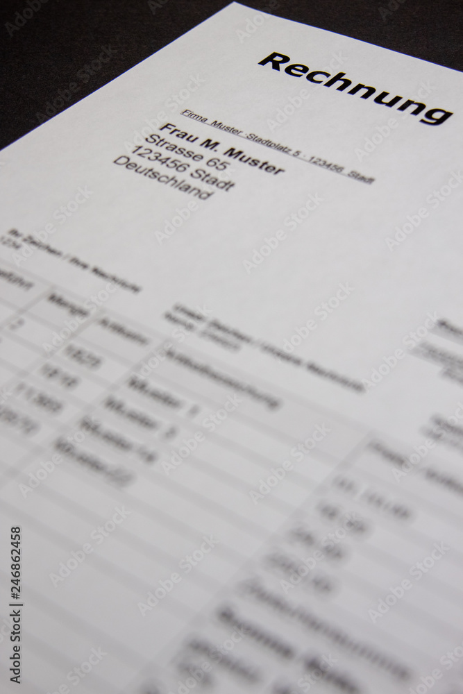 Rechnungsvorlagen Design im minimalen Stil mit deutschem Text 