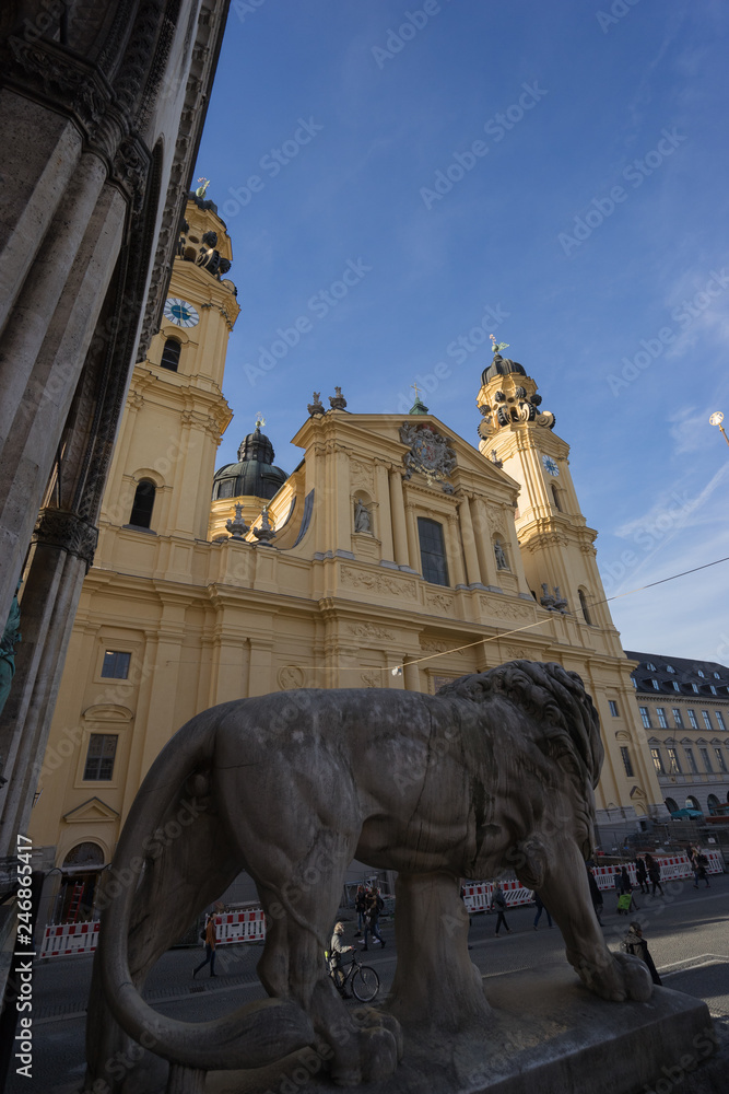 München: Blick vom Odeonsplatz auf die Theatinerkirche und Feldherrenhalle