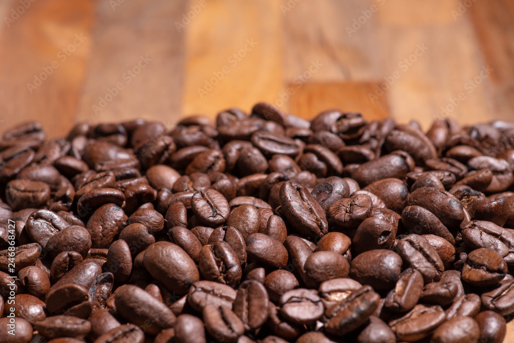 Obraz premium Roasted Coffee beans on a table