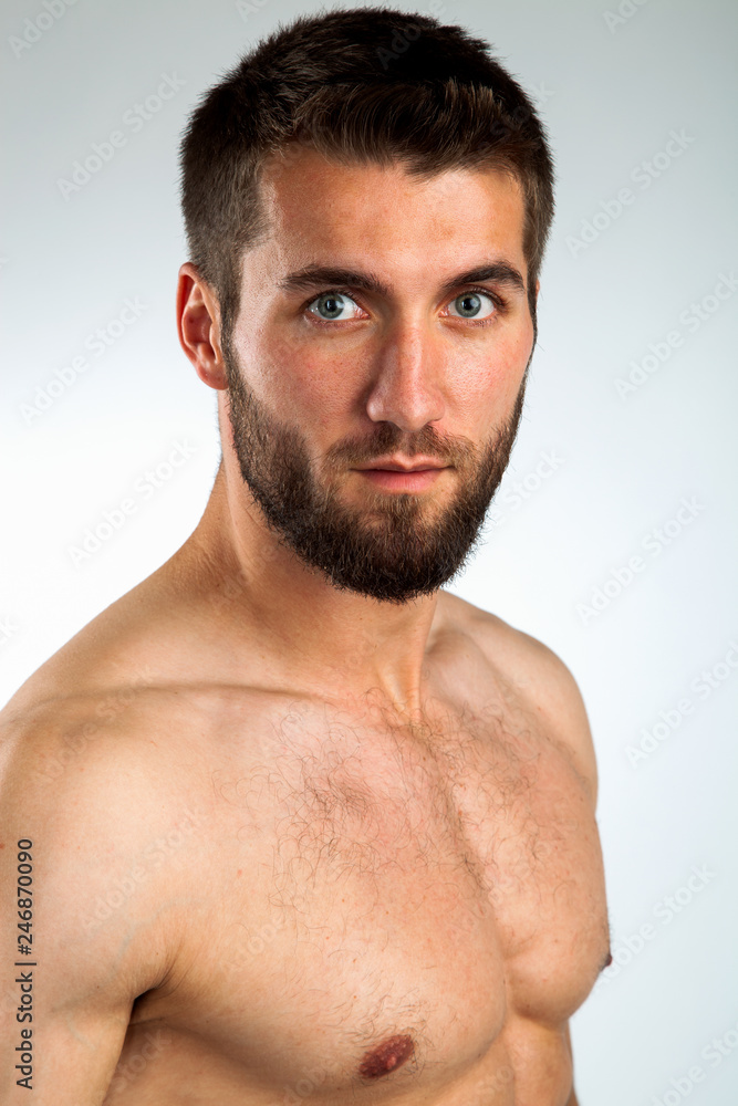 Portrait eines jungen bärtigen Mannes mit nacktem Oberkörper Portrait eines jungen bärtigen Mannes mit nacktem Oberkörper