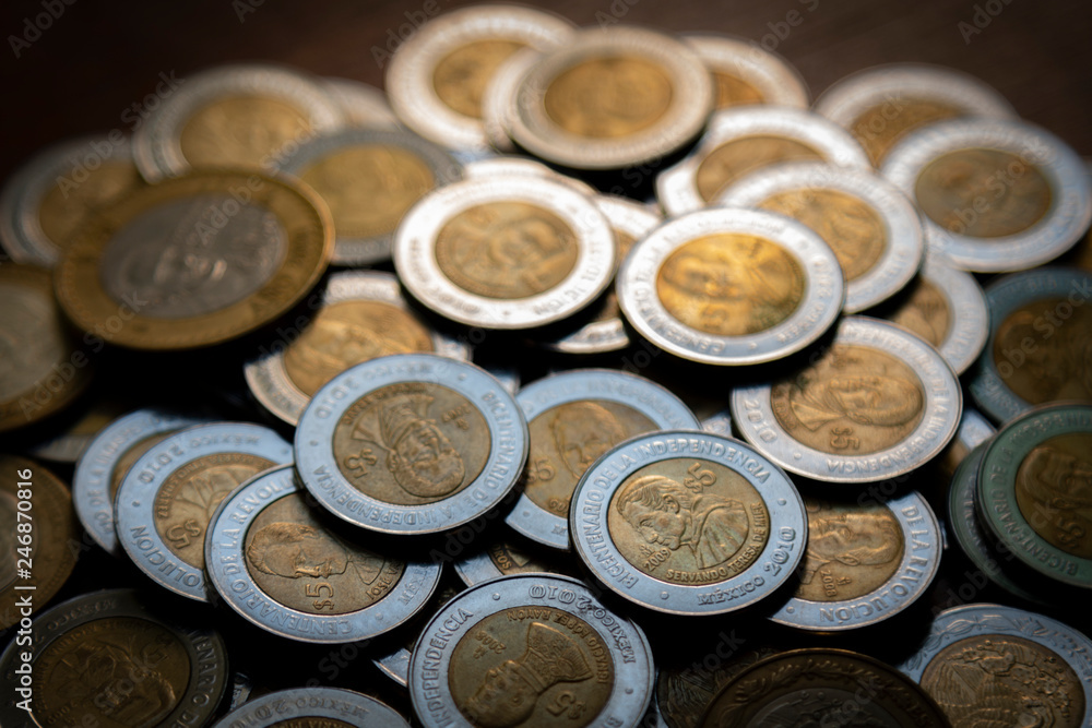 Monton de monedas conmemorativas de 5 pesos Stock Photo | Adobe Stock