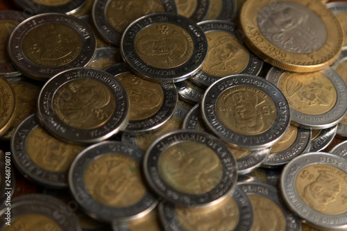 Monton de monedas conmemorativas mexicanas de 5 pesos