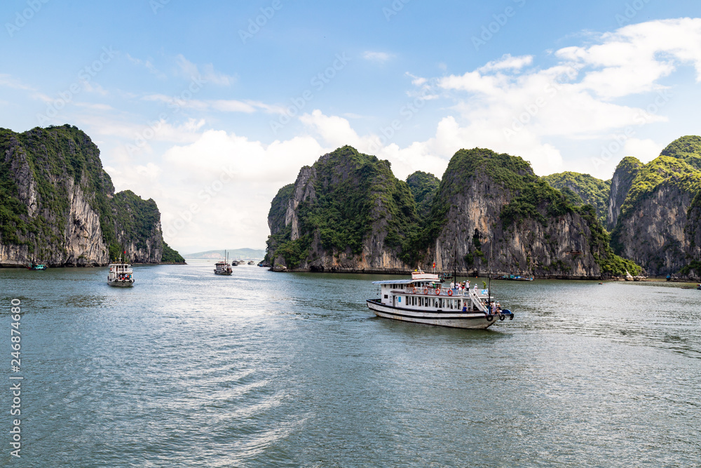 Φωτογραφία Cruise boats sailing among the karst formations in Halong Bay, Vietnam, in the gulf of Tonkin