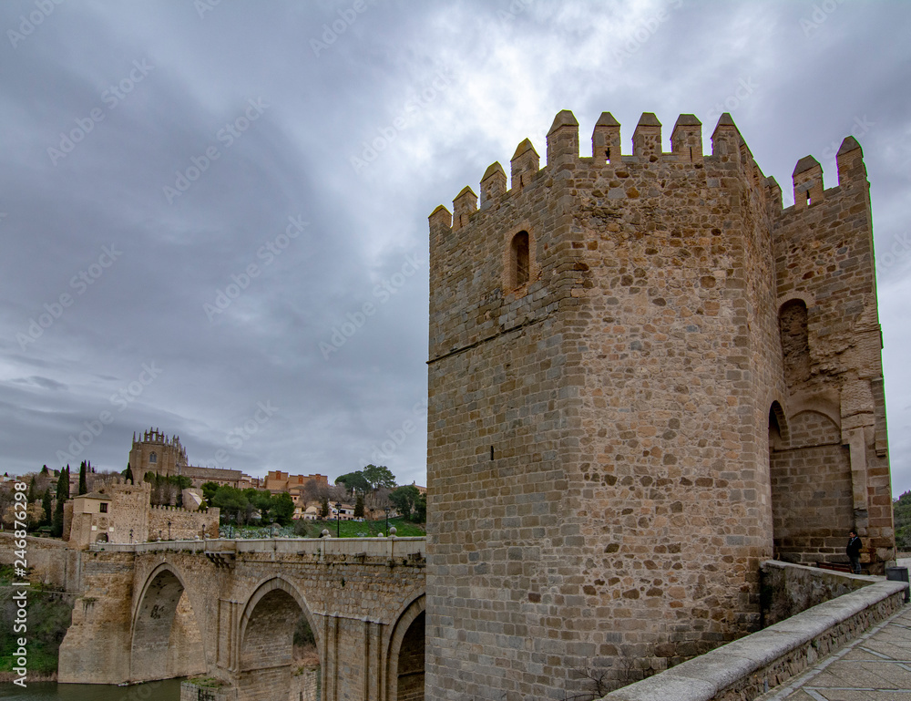 Obraz premium Saint Martin Bridge across Tagus River, Toledo, Spain