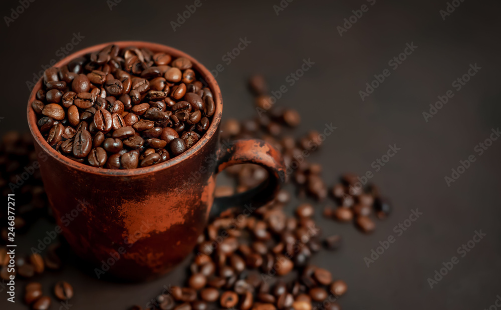 Obraz premium Coffee cup with coffee beans on a stone background