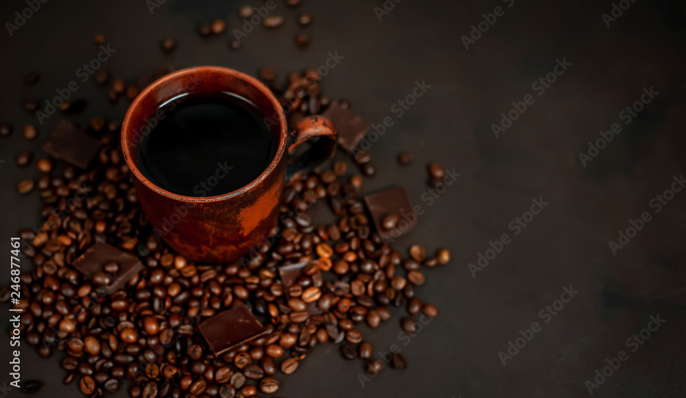 Naklejka premium Coffee cup with roasted beans on stone background