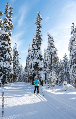 Foto Woman cross country skiing in Lapland Finland