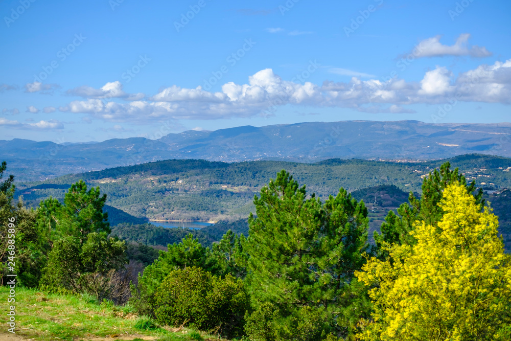 Vue panoramique sur le massif de Tanneron et lac de Saint-Cassien, Provence, sud de France.	